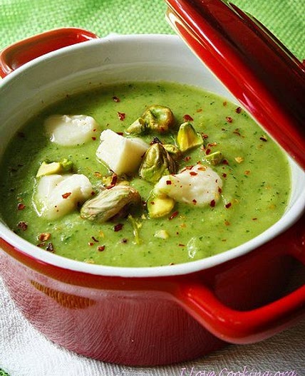 Vellutata di zucchine con pistacchi e gorgonzola