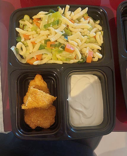 Kasseler mit karamellisiertem Suppengrün und Spätzle, dazu Senfmayo
