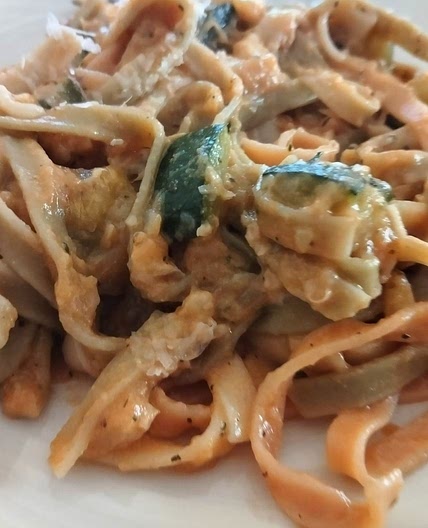 Pasta con calabacín y salsa rosa de yogur