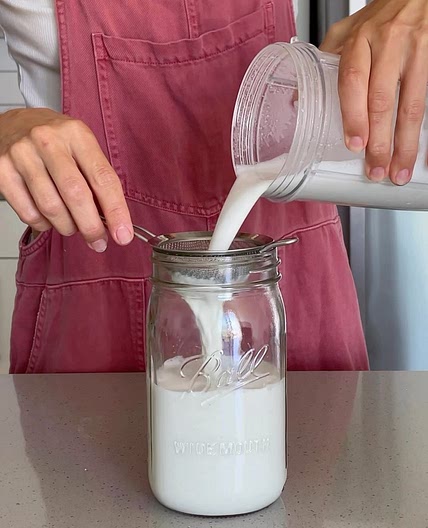HOMEMADE HEMP MILK 🥛🤍 in seconds! so easy and no unnecessary additives you can’t pronounce 🚫 • INGREDIENTS • 1/2 cup hemps seeds 1 tsp maple syrup (or 1 pitted date) 3.5 cups water • METHOD • Add everything into a blender and blend for 1 minute. Strain