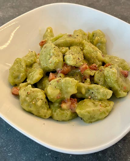 Gnocchi di broccoli all burro e pancetta