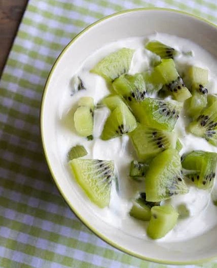 Kiwi fruit and yoghurt