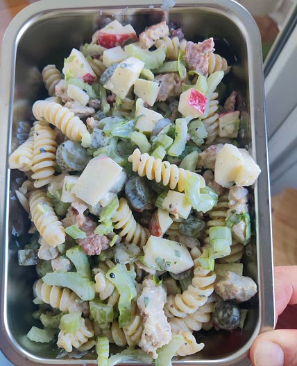 Pasta salade met gerookte kip en appel