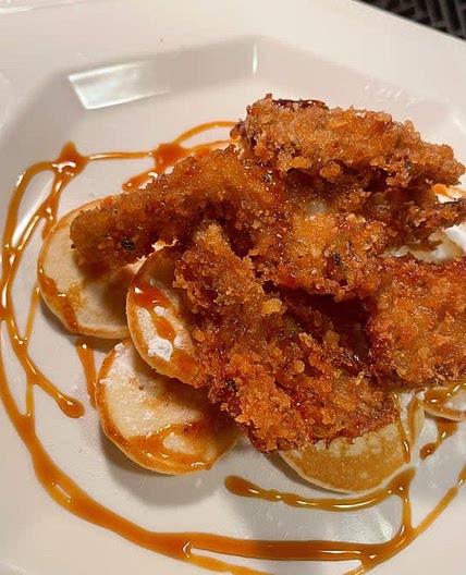 Vegan Chicken and Dutch Mini Pancakes
(chick’n n’ poffertjes) / Vegan Chicken and Waffles