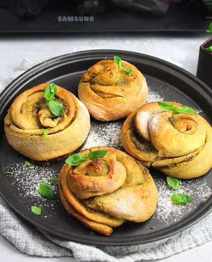 Rosette di pane al pesto
