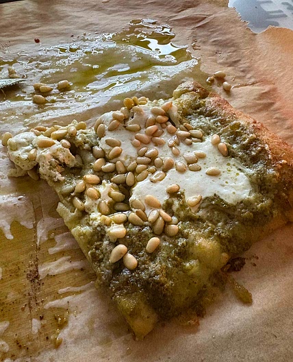 Pinsa med pesto, burrata och pinjenötter