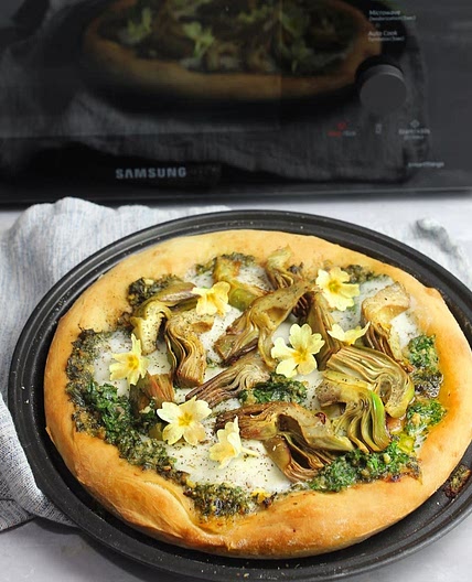Flatbread farcito con pesto, mozzarella e carciofi