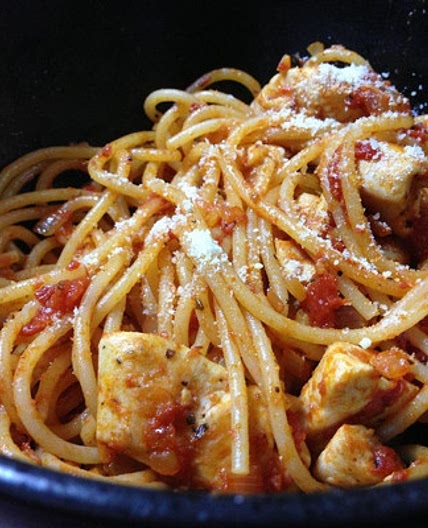 15 Minute Chicken Pasta in a Garlic Tomato Sauce