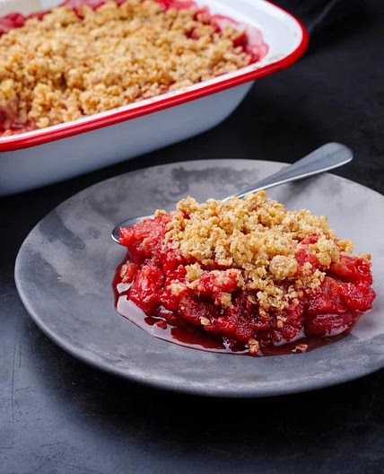 Keto ciasto z rabarbarem i kruszonką