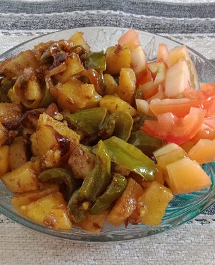 आलू शिमला मिर्च (Aloo Shimla mirch recipe in Hindi)
