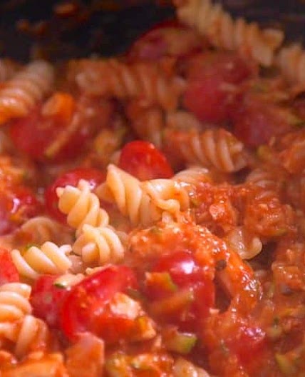 Pasta with tuna and chopped tomato