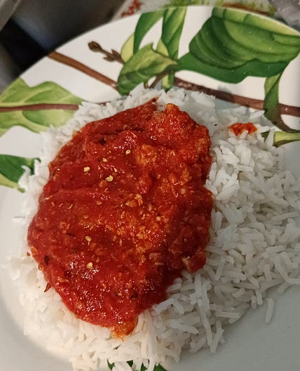 Thon albacore à la sauce tomate pimentée
