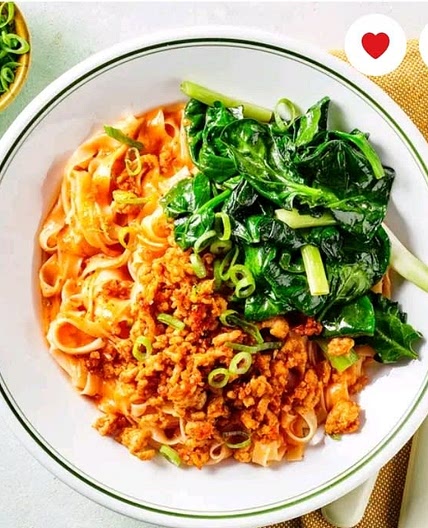Curry noodles with minced chicken and spinach