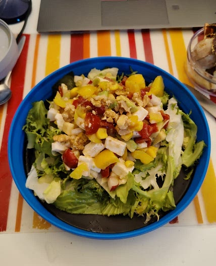 Maissalat mit Avocado, Feta und Radieschen