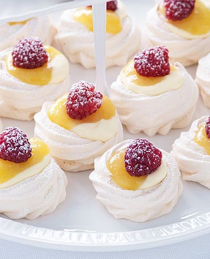 Mini lemon custard pavlovas