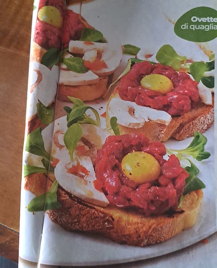 bruschette con mini tartare, tuorli e funghi