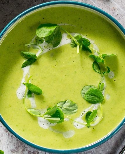 Fennel soup with peas and lemon