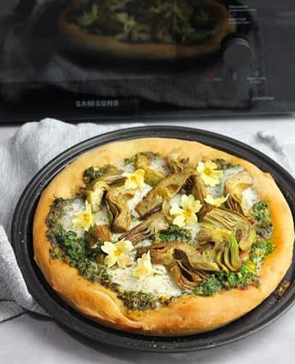 Flatbread farcito con pesto, mozzarella e carciofi