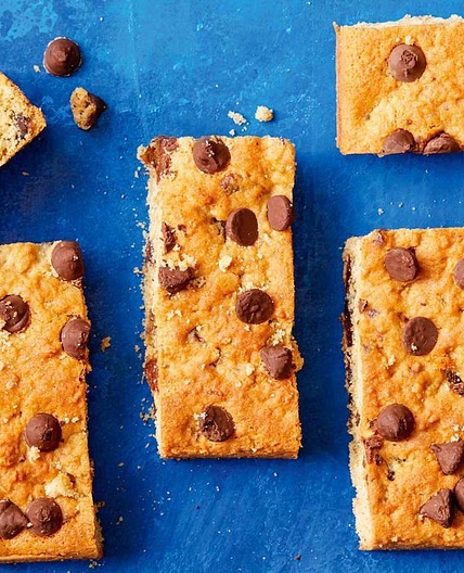 Date and choc-chip cookie bars recipe