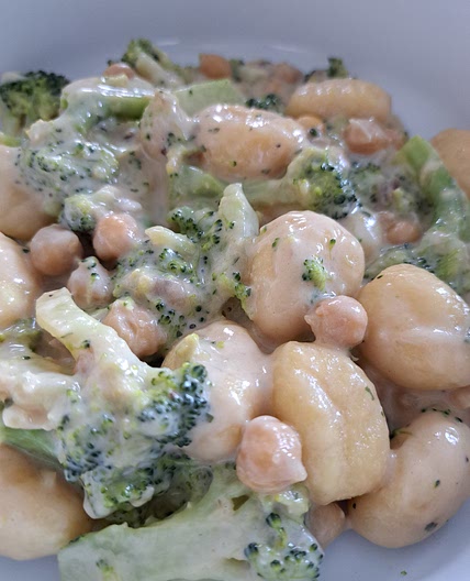 Gnocci mit Brokkoli und Kichererbsen in Käse-Sahnesoße