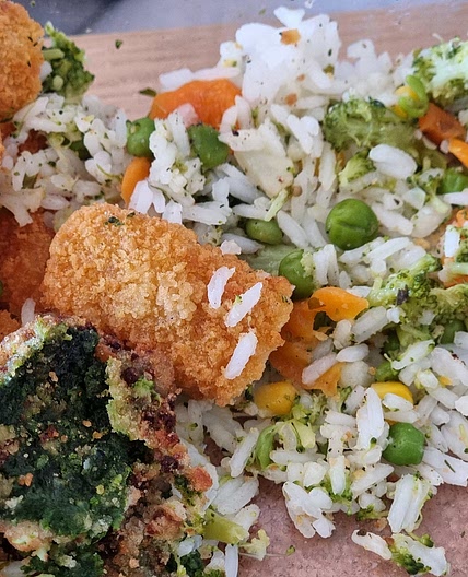 Fischstäbchen mit Reis und Buttergemüse