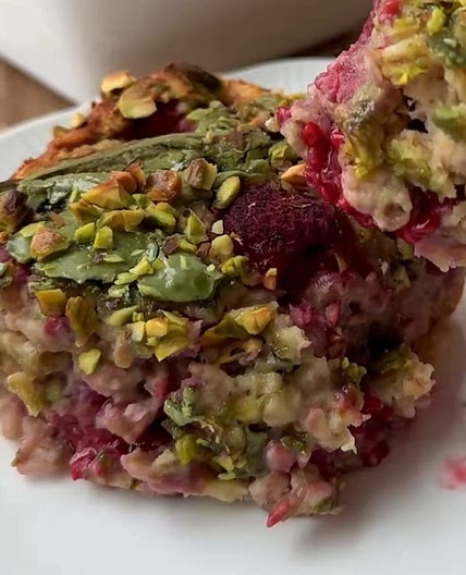 Raspberry Pistachio Baked Oats