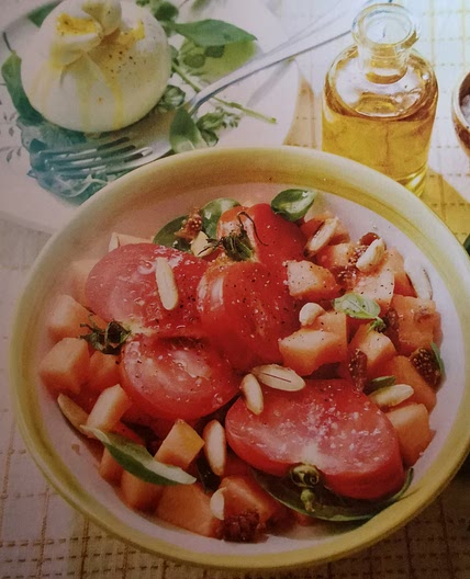 Salade de melon, tomates et figues sèches à la burrata