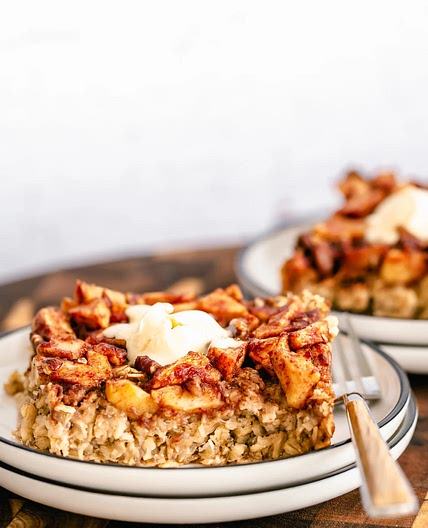 Moist oat-apple bake