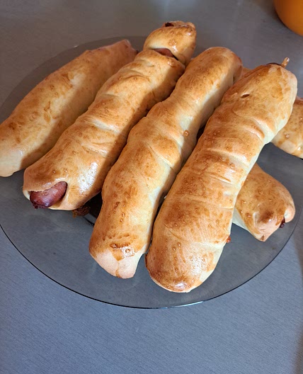 covrig z parówką i serem