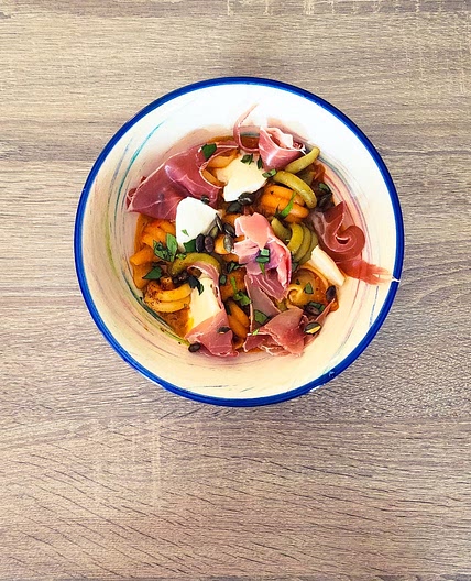 Pâtes caprese garnies de jambon serrano