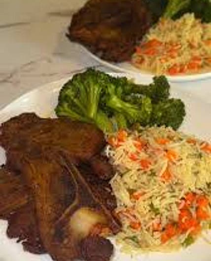 CERDO A LA PLANCHA CON BROCOLI Y ARROZ INTEGRAL