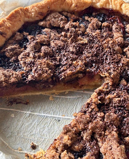 Tarte feuilletée aux fruits, frangipane et streusel