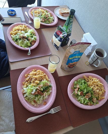 Ensalada de fideos con atún y lechuga