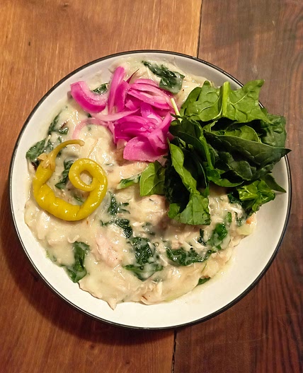Veloute con pollo, roquefor y espinacas