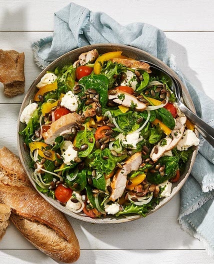 Kycklingsallad med mozzarella och basilikadressing