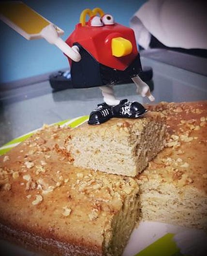 बनाना वॉलनट केक (Banana Walnut Cake Recipe In Hindi)