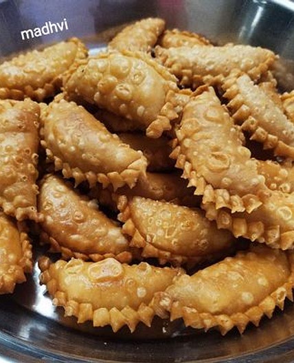 गुजिया (Suji Gujiya recipe in Hindi)