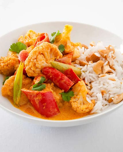 Rotes Blumenkohl-Paprika-Curry mit Frühlingszwiebeln