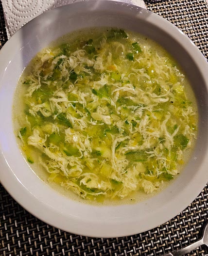 Sopa rápida con huevo y verdeo