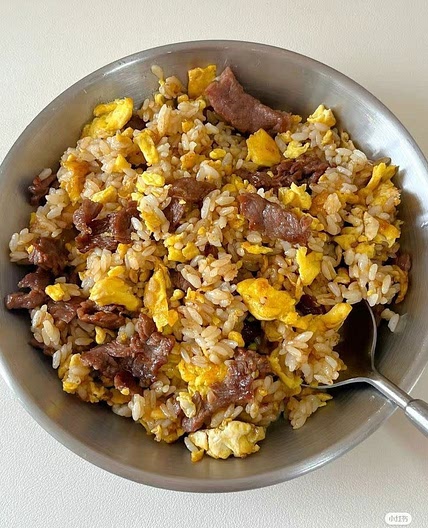 Arroz com carne e ovos