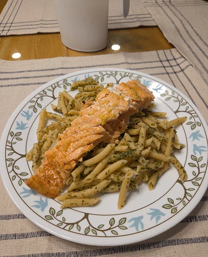 Saumon rôti au beurre citronné, aux tagliatelles et au persil