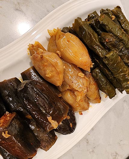 Soğan dolması (Turkish onion dolma)