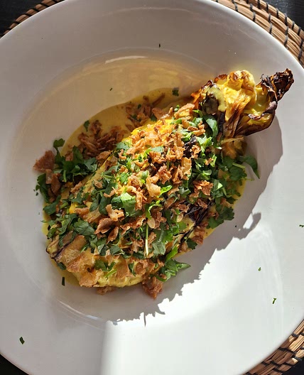Geroosterde spitskool met kokos-currysaus