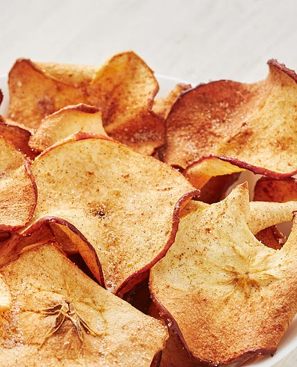 Estas chips de manzana hechas en la freidora de aire son el aperitivo que te hará olvidar las patatas fritas