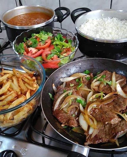 Arroz,feijão, carne,batata frita e salada. Comida completa