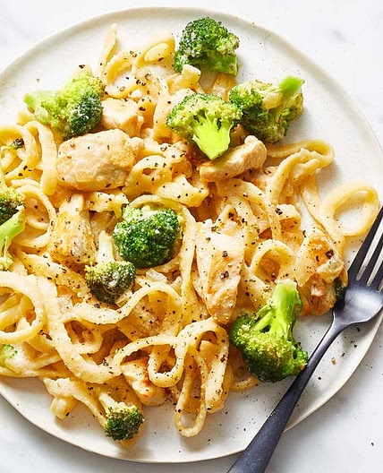 Lemon-Pepper Linguine With Creamy Chicken and Broccoli