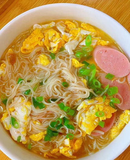 Sopa de Macarrão com Ovo, Salsicha e Cebolinha