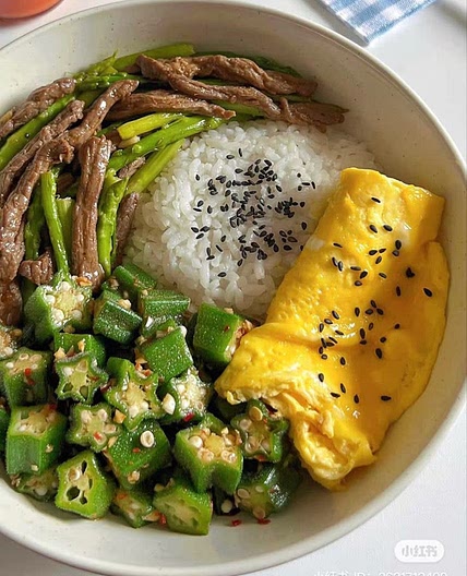 🍱Prato simples com arroz, carne em tiras, quiabo refogado e omelete