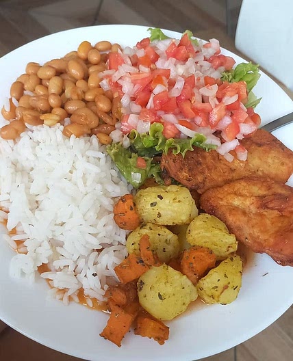🍽️ Prato feito com arroz e feijão prontos, frango, legumes assados e salada fresca