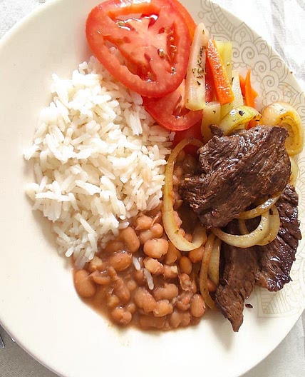 🍽️ Arroz, feijão, carne acebolada, legumes salteados e tomate